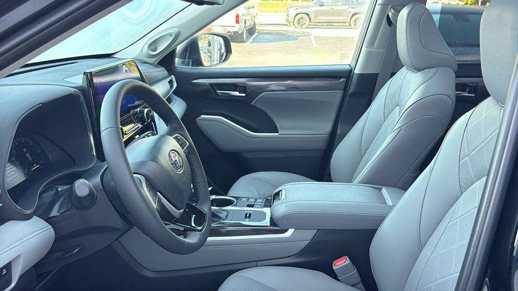 New 2026 Toyota Highlander Platinum AWD/4WD image 25
