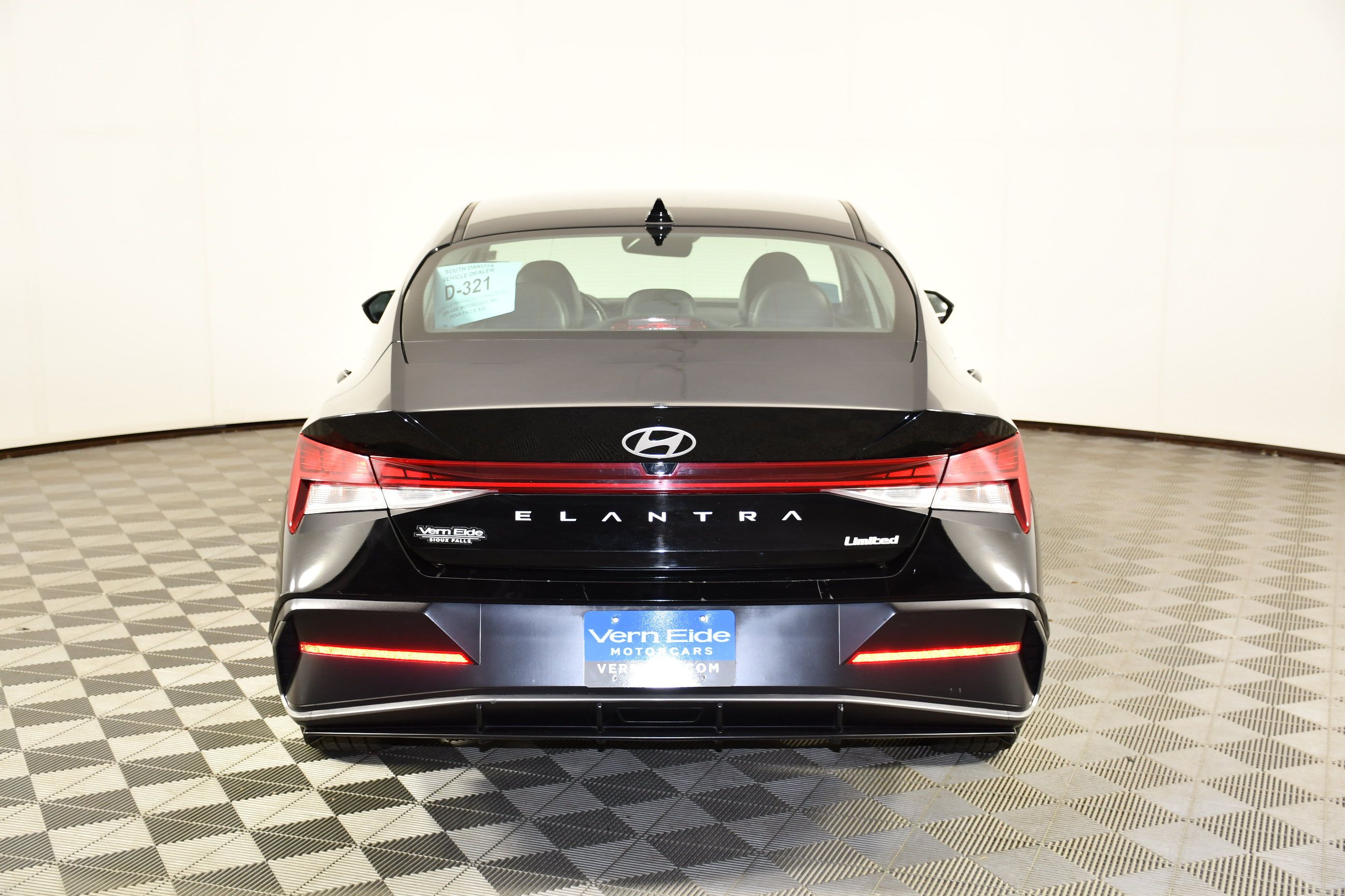 Used 2025 Hyundai Elantra Limited FWD image 6