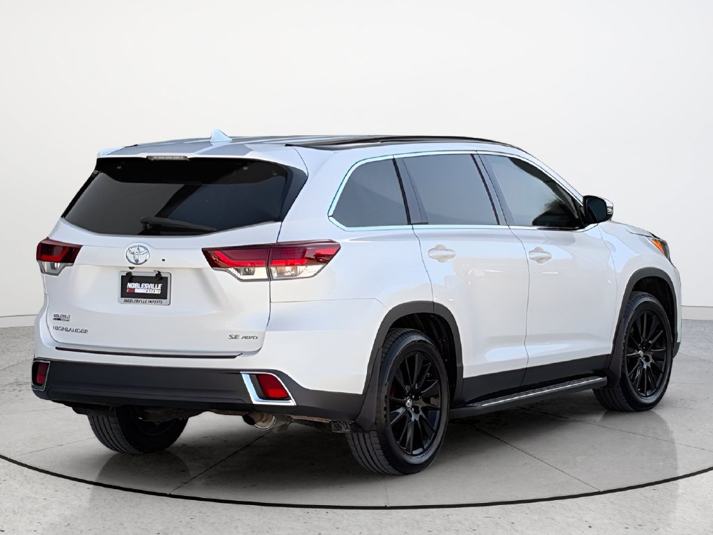 Used 2019 Toyota Highlander XLE AWD/4WD image 2