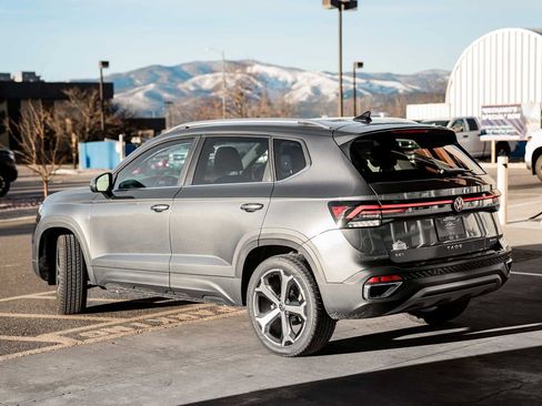 Used 2025 Volkswagen Taos SE image 15