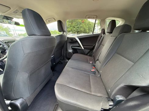 Used 2018 Toyota RAV4 LE FWD image 13