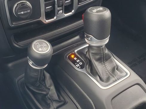 Used 2025 Jeep Wrangler Unlimited Sahara image 27