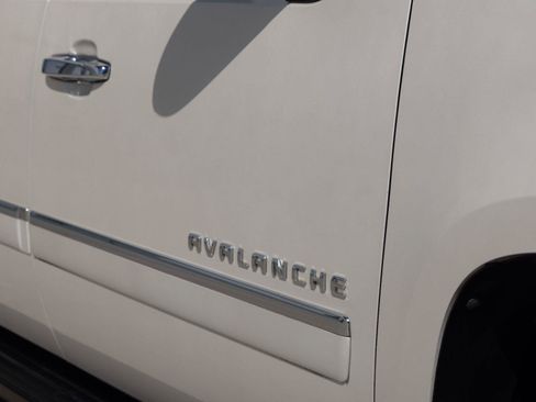 Used 2011 Chevrolet Avalanche LTZ AWD/4WD image 14