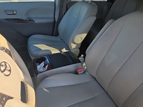 Used 2014 Toyota Sienna XLE image 18