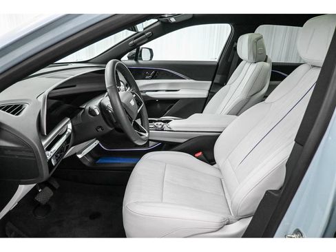 Certified 2024 Cadillac Lyriq Luxury AWD/4WD image 12