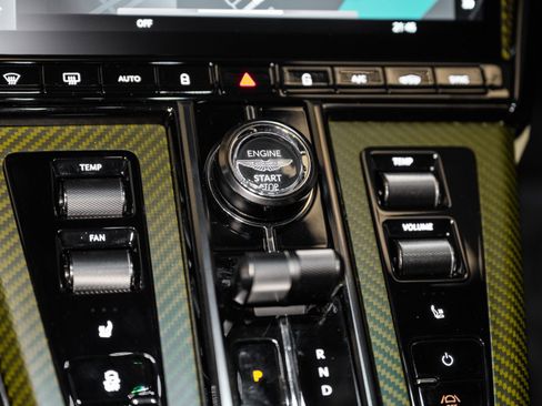 Used 2025 Aston Martin V8 Vantage Coupe image 26