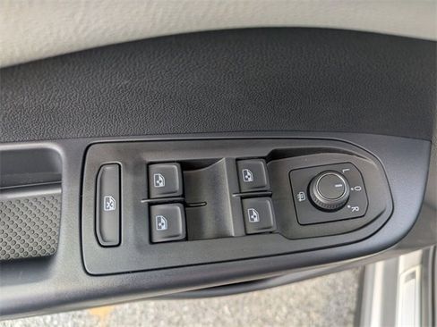 New 2025 Volkswagen Taos SEL image 9