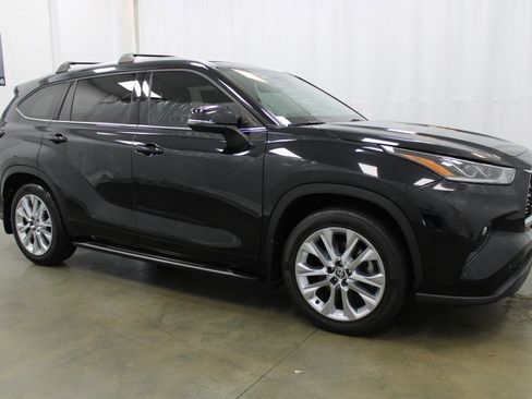 Used 2022 Toyota Highlander Limited image 3