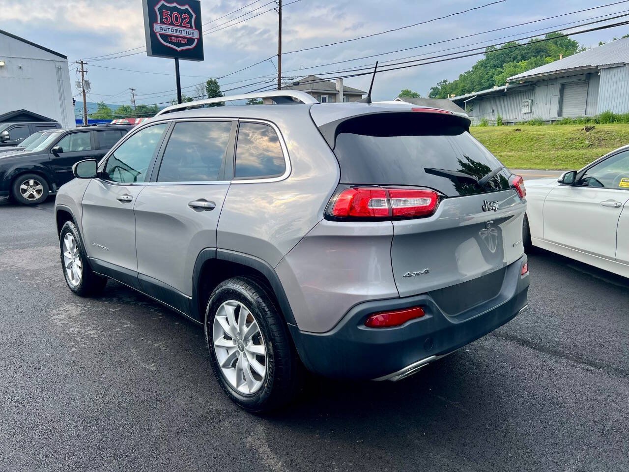 Used 2016 Jeep Cherokee Limited AWD/4WD image 3
