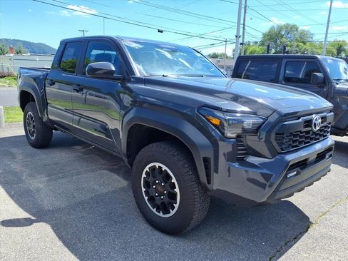 Used 2025 Toyota Tacoma TRD Off-Road AWD/4WD image 2