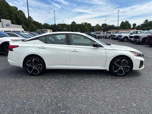 Used 2023 Nissan Altima 2.5 SR AWD/4WD image 9