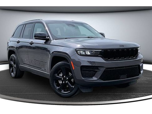 Used 2024 Jeep Grand Cherokee Altitude AWD/4WD image 2