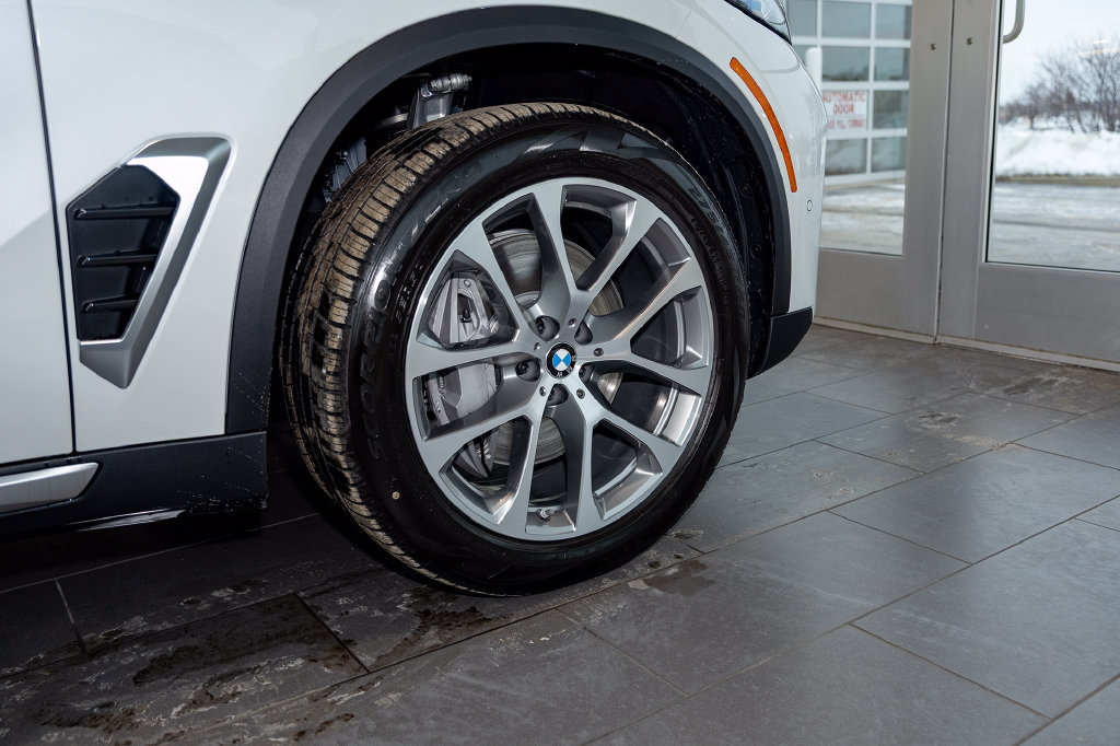 Used 2026 BMW X5 xDrive50e w/ Premium Package AWD/4WD image 4