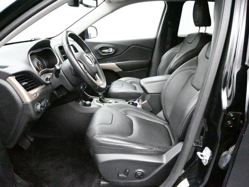 Used 2018 Jeep Cherokee Limited image 7