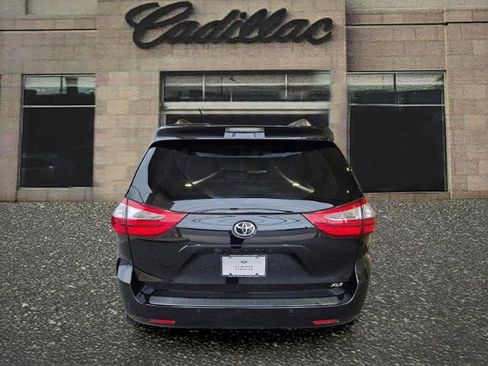 Used 2017 Toyota Sienna XLE Premium FWD image 4