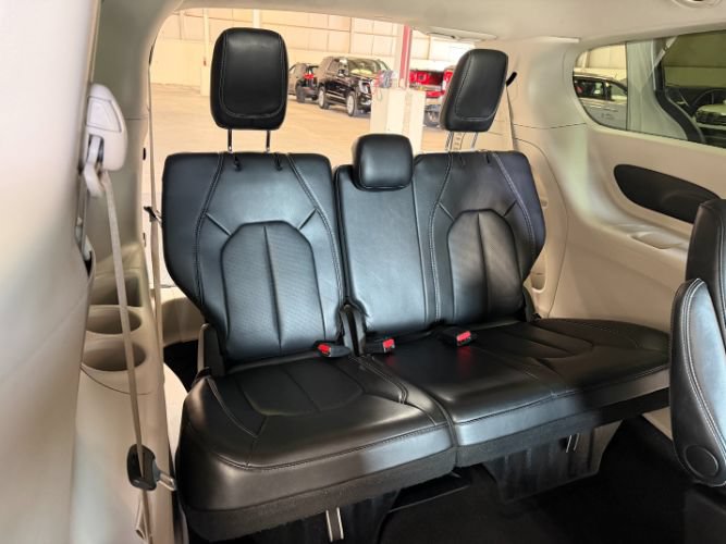 Used 2024 Chrysler Pacifica Touring-L FWD image 27