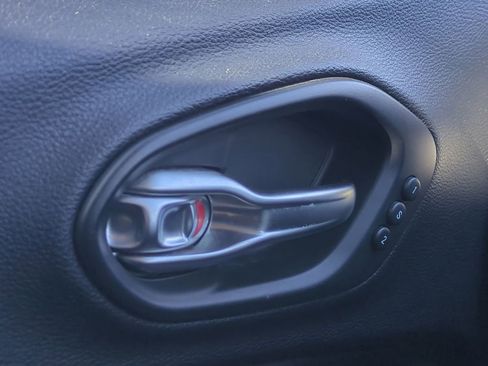 Used 2020 Jeep Cherokee Limited image 24