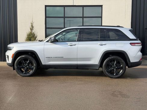 Used 2023 Jeep Grand Cherokee Altitude image 2