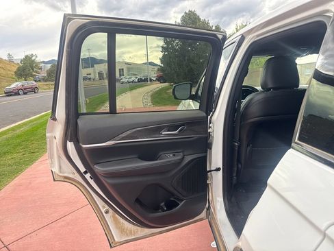 Used 2025 Jeep Grand Cherokee Limited w/ Trailer Tow Package AWD/4WD image 17
