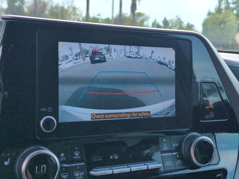 Used 2023 Toyota Highlander XLE FWD image 22