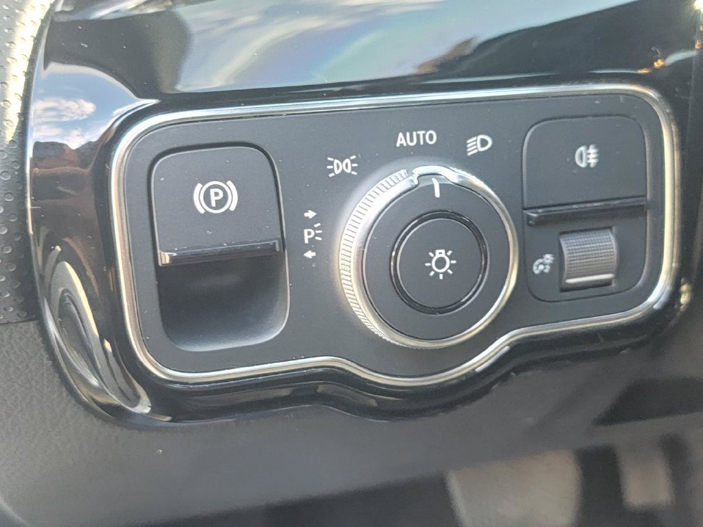 Used 2021 Mercedes-Benz A 220 4MATIC image 32