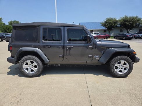 Used 2018 Jeep Wrangler Unlimited Sport image 2