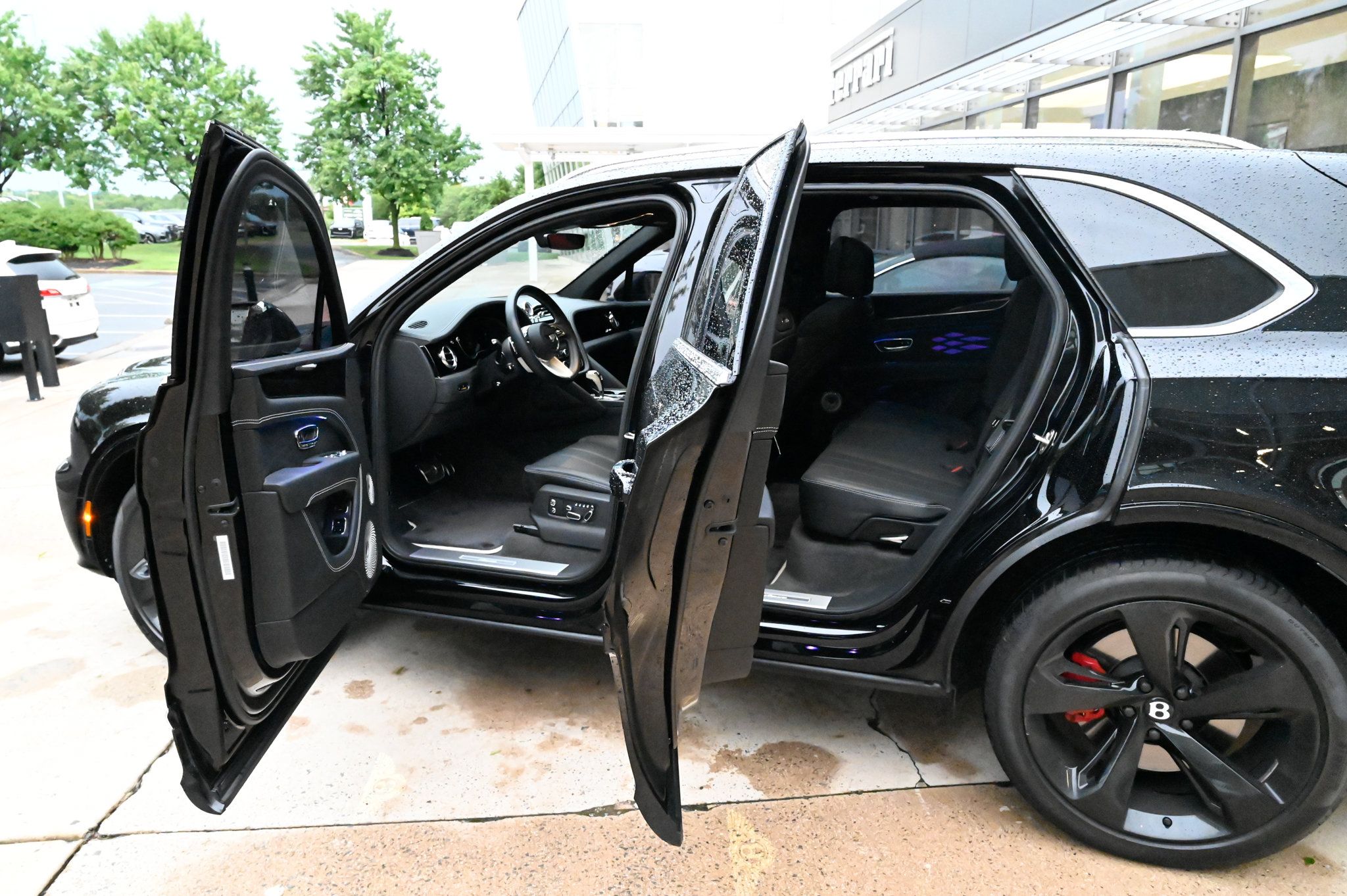 Used 2025 Bentley Bentayga AWD/4WD image 36