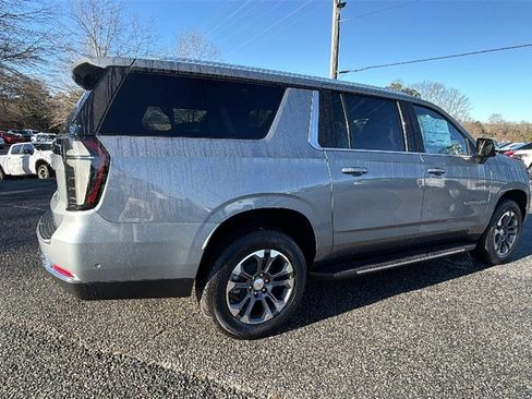 New 2026 Chevrolet Suburban LT image 5