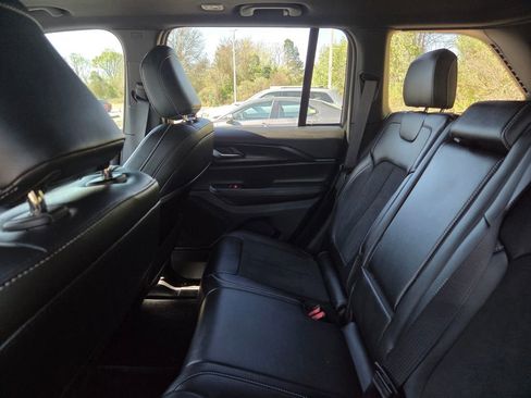 Used 2025 Jeep Grand Cherokee Altitude image 7