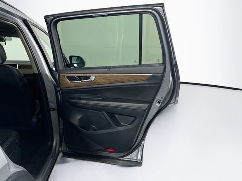 Used 2025 Volkswagen Atlas SE FWD image 31