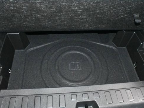 Used 2024 GMC Terrain SLT w/ Elevation Edition image 33