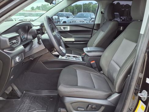 Used 2022 Ford Explorer XLT image 17