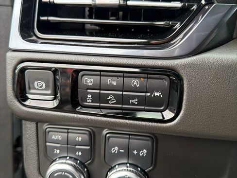 Used 2025 GMC Yukon XL AT4 w/ AT4 Premium Package image 12