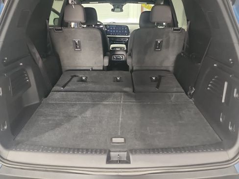 Used 2025 Chevrolet Traverse LT FWD image 34