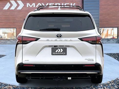 Used 2022 Toyota Sienna Platinum image 6