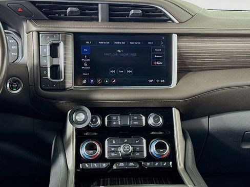 Used 2021 GMC Yukon XL Denali w/ Denali Premium Package AWD/4WD image 15