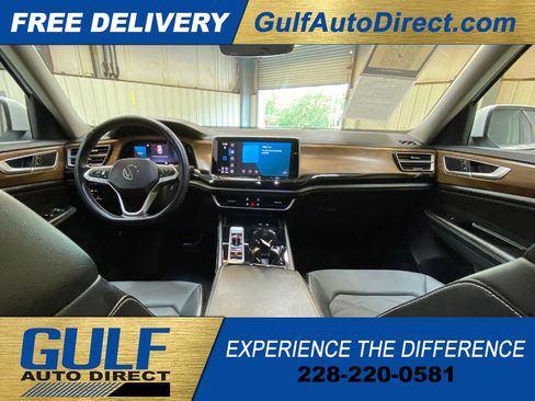 Used 2025 Volkswagen Atlas SE FWD image 2