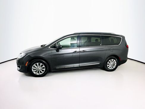 Used 2018 Chrysler Pacifica Touring-L Plus image 4