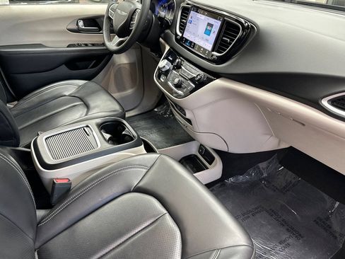 Used 2023 Chrysler Pacifica Touring-L FWD image 22