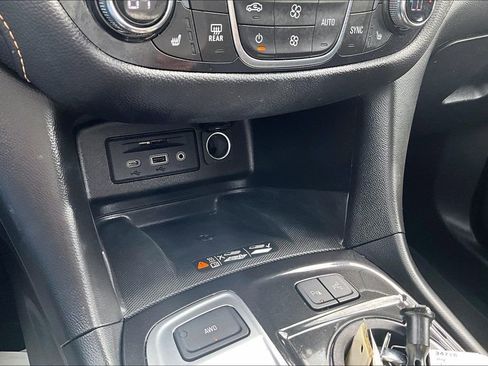 Used 2022 Chevrolet Equinox Premier AWD/4WD image 32