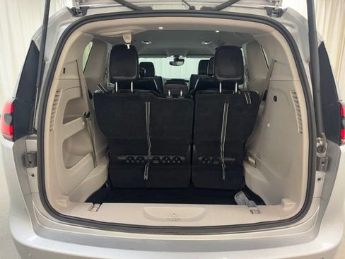 Used 2024 Chrysler Pacifica Touring-L FWD image 30