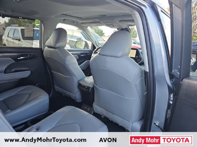 Used 2023 Toyota Highlander Limited FWD image 19