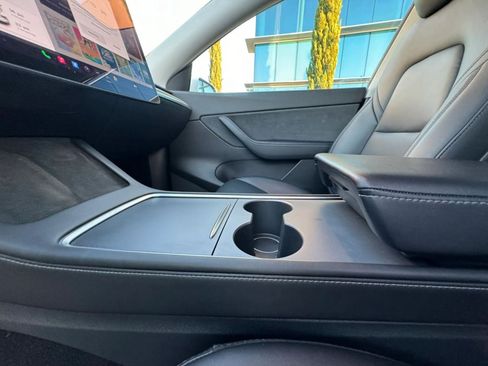 Used 2024 Tesla Model Y Long Range AWD/4WD image 30