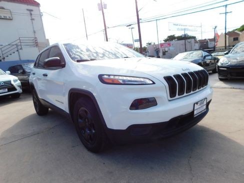 Used 2017 Jeep Cherokee Sport w/ Cold Weather Group FWD image 3