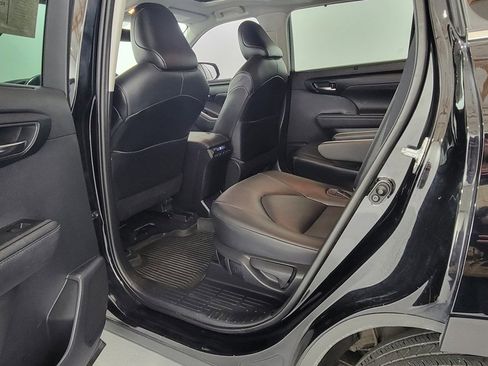 Used 2021 Toyota Highlander XLE image 25
