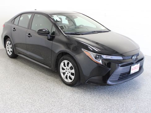 Used 2025 Toyota Corolla LE FWD image 4