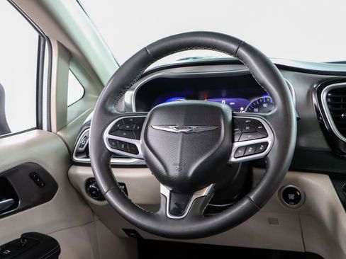 Used 2023 Chrysler Pacifica Touring-L image 12