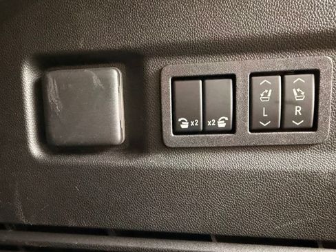 Used 2024 GMC Yukon SLT w/ SLT Luxury Package AWD/4WD image 11