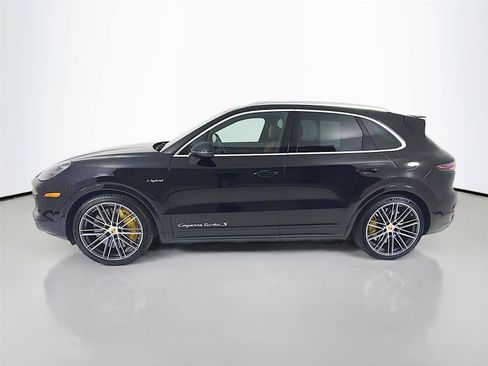 Used 2023 Porsche Cayenne Turbo S AWD/4WD image 2