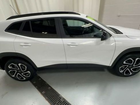 Used 2024 Chevrolet Trax RS w/ Sunroof Package FWD image 9
